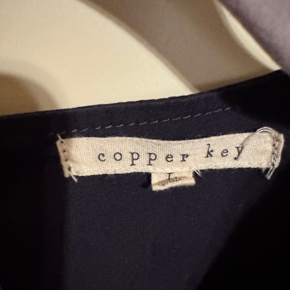 Copper Key Ruffle Top cold Shoulder Size Large - Picture 2 of 5